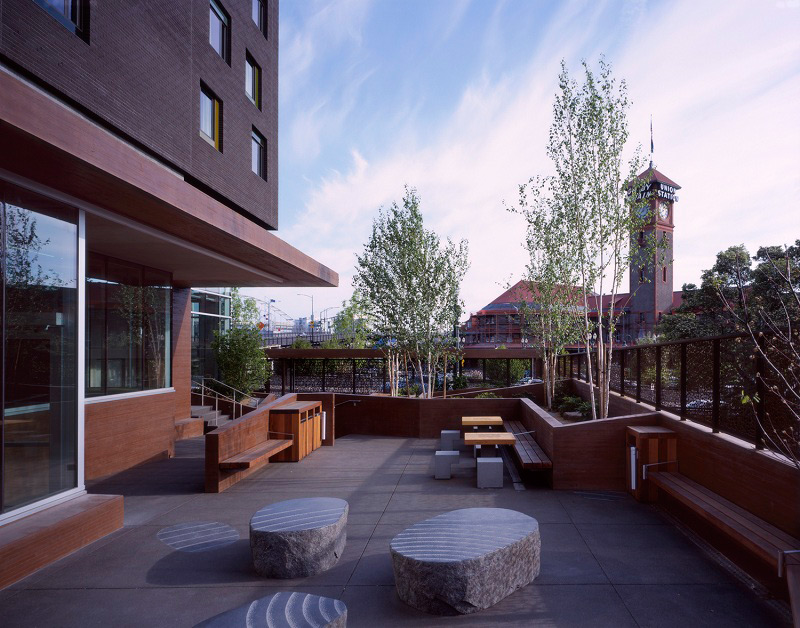 A courtyard outside the entrance to the resource center differentiates the public and private space (courtesy of Sally Schoolmaster).