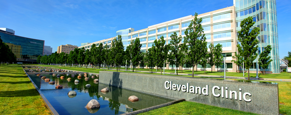 Photograph of a six-story building on the Cleveland Clinic’s main Cleveland campus.