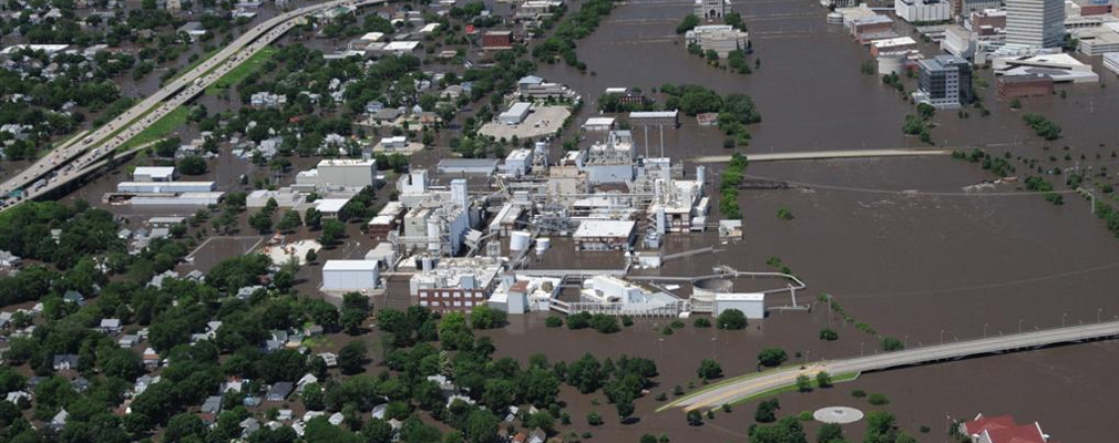 Low altitude aerial photograph of Cedar Rapids showing widespread flooding of the Cedar River in 2008.
