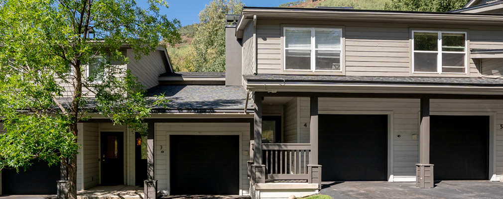 Photograph of the front façade of two-story townhouses.