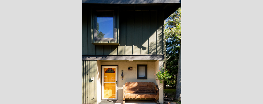 Photograph of the entrance to a townhouse. 