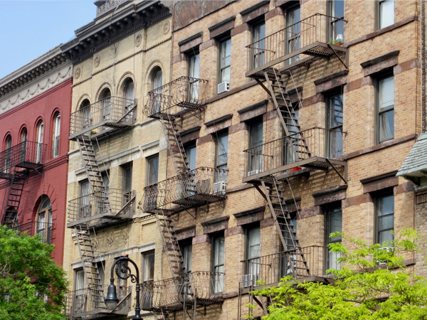 Photograph showing the façade of a multifamily residential building.