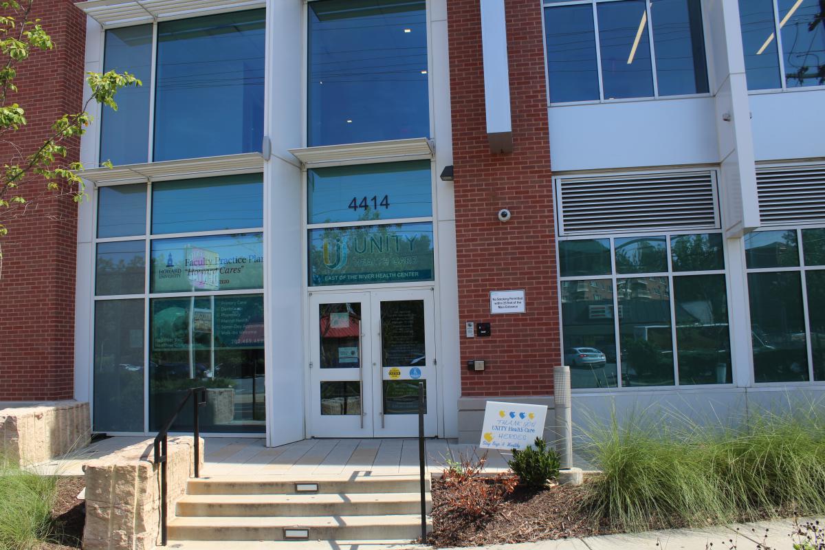 Image of the entrance to a health clinic.