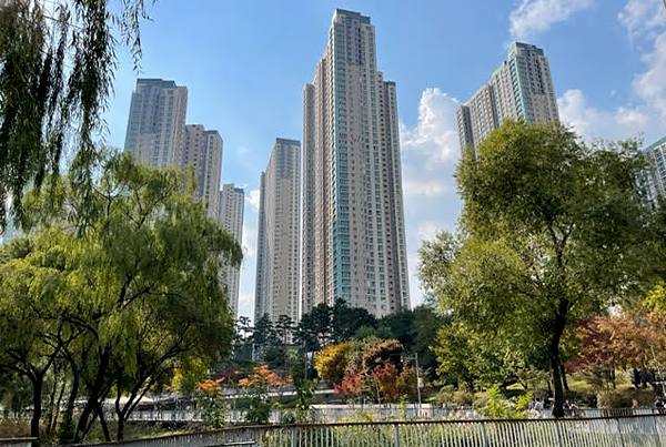 Apartment buildings in the Gwanggyo Lake Park neighborhood.