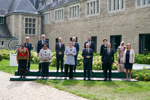 Participants of the G7 Ministerial for Urban Development stand in two rows for a photo.