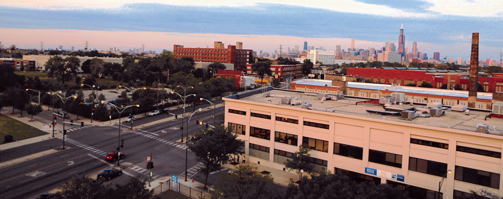 Photograph of the Sinai Community Institute in the foreground with the downtown Chicago skyline in the background.
